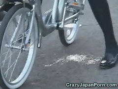 Squirts murid pada Bike dalam Awam!