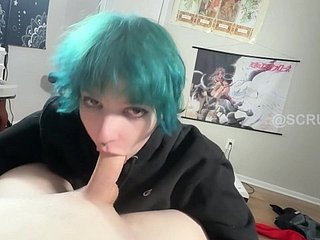 Une fille emo utilise sa gorge et ses énormes seins herd traire une grosse mouthful et se fait éjaculer sur le visage