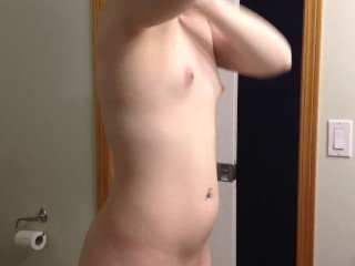 숨겨진 카메라는 샤워 Bald 젊은 룸메이트를 잡는다